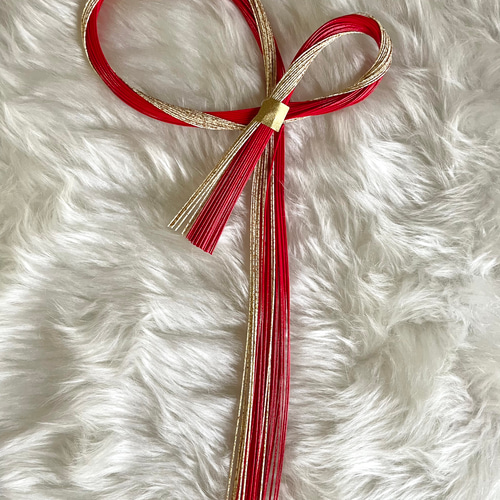 赤いマムと胡蝶蘭、白ポンポンマムのレッドゴールド水引飾り 梅 正月