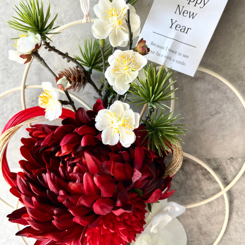 赤いマムと胡蝶蘭、白ポンポンマムのレッドゴールド水引飾り 梅 正月