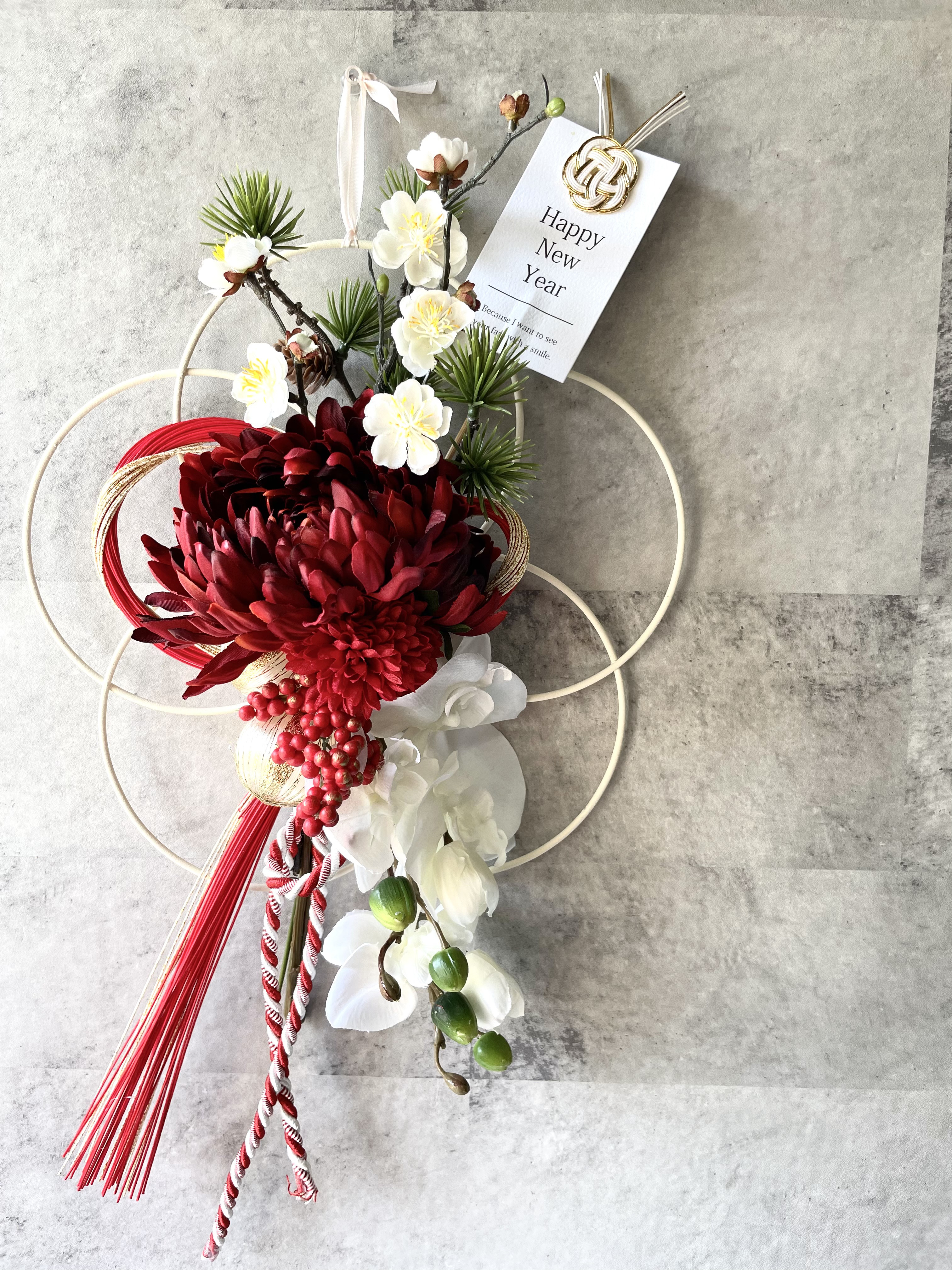 赤いマムと胡蝶蘭、白ポンポンマムのレッドゴールド水引飾り 梅 正月飾りアーティフィシャルフラワー お正月 しめ縄