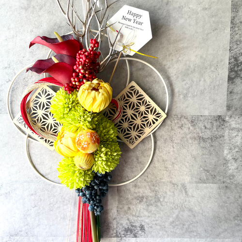 赤いマムと胡蝶蘭、白ポンポンマムのレッドゴールド水引飾り 梅 正月