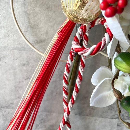 赤いマムと胡蝶蘭、白ポンポンマムのレッドゴールド水引飾り 梅 正月