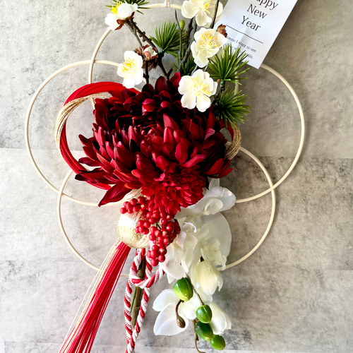 赤いマムと胡蝶蘭、白ポンポンマムのレッドゴールド水引飾り 梅 正月