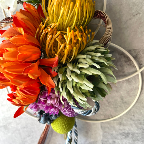 オレンジのマムとピンクッションのベージュブラウン水引飾り 梅 正月