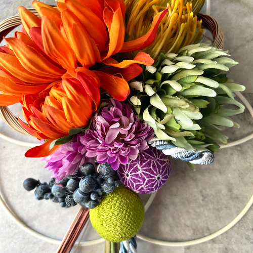 オレンジのマムとピンクッションのベージュブラウン水引飾り 梅 正月