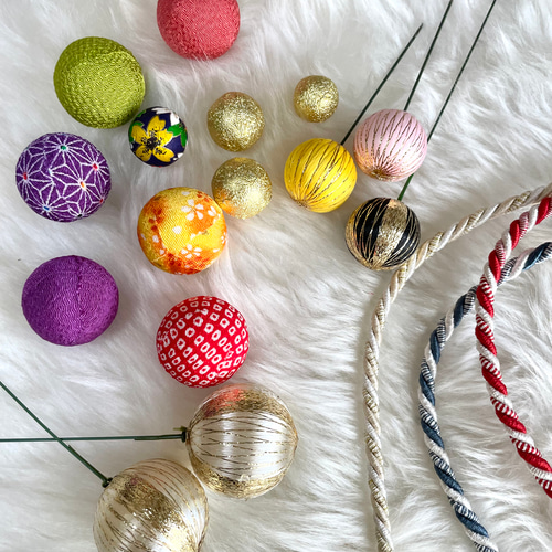 オレンジのマムとピンクッションのベージュブラウン水引飾り 梅 正月