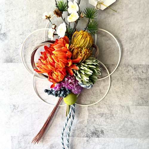 オレンジのマムとピンクッションのベージュブラウン水引飾り 梅 正月