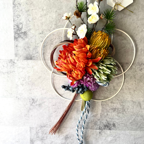 オレンジのマムとピンクッションのベージュブラウン水引飾り 梅 正月