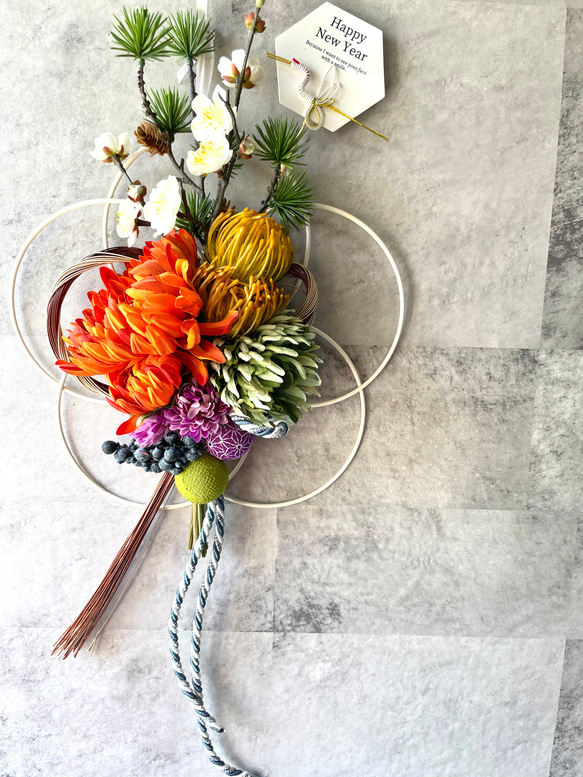 オレンジのマムとピンクッションのベージュブラウン水引飾り 梅 正月