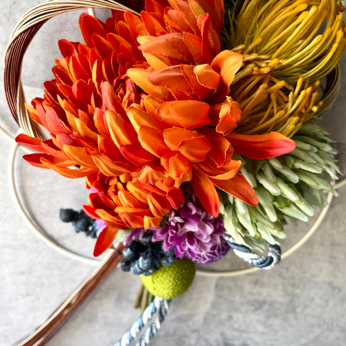 オレンジのマムとピンクッションのベージュブラウン水引飾り 梅 正月