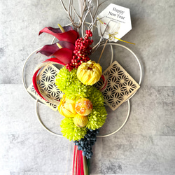 赤いマムと胡蝶蘭、白ポンポンマムのレッドゴールド水引飾り 梅 正月