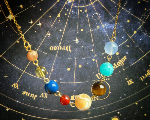 宇宙を身に纏う 天然石が描く太陽系のネックレス サージカルステンレス