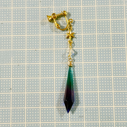 片耳販売】幻想的な魔法鉱石ミニペンデュラムのピアス 片耳販売】幻想的な魔法鉱石ミニペンデュラムのピアス