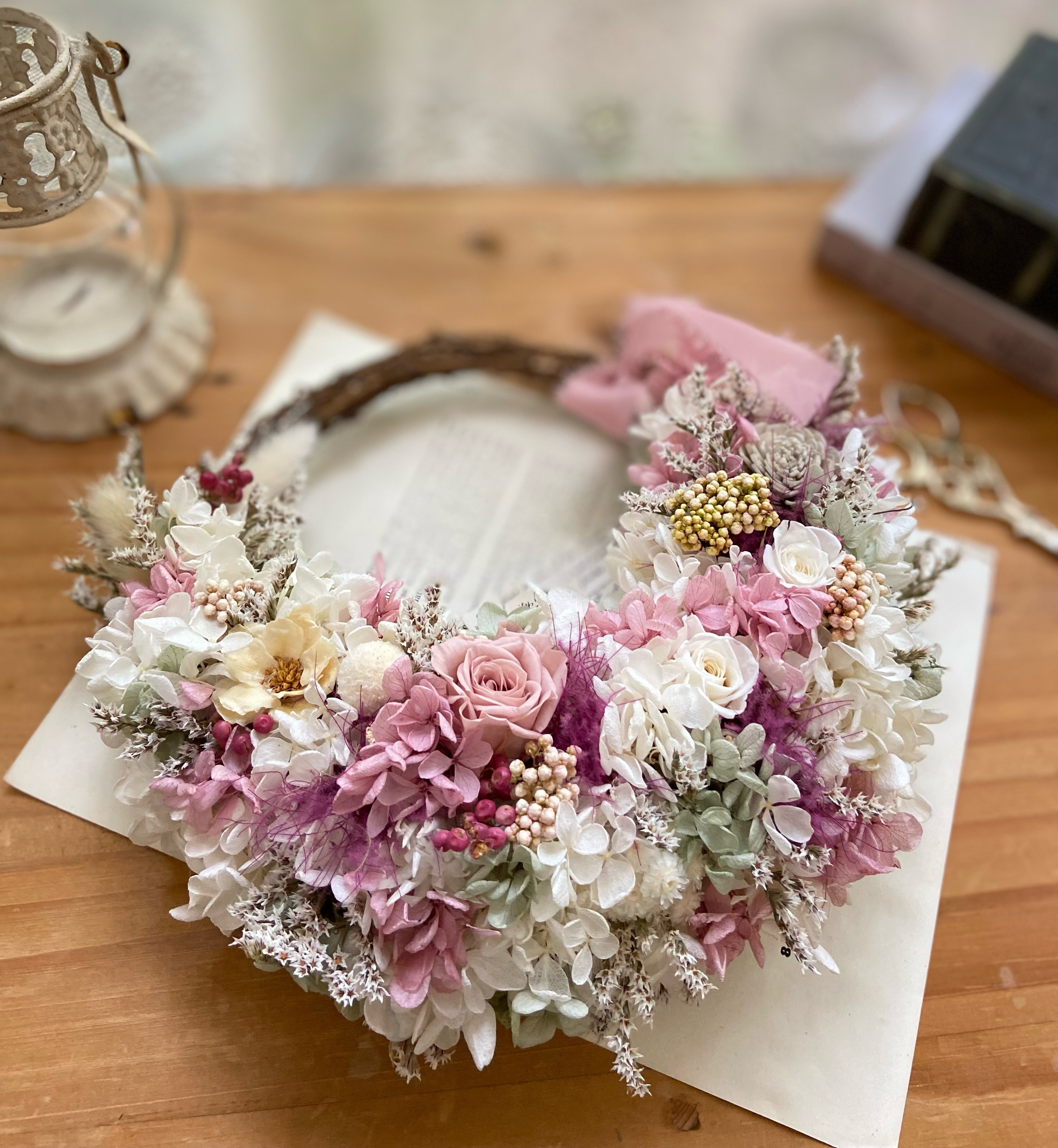 プリザーブドアジサイとバラの三日月リース（再販）プリザーブドフラワー