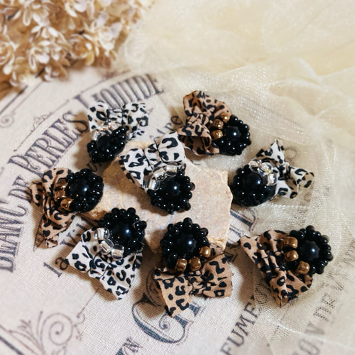 リボン　ヒョウ柄　ピアス　ハンドメイド ビーズ刺繍 ブラック ＆ ブラウン 豹柄 リボン ✤ 秋冬 ピアス