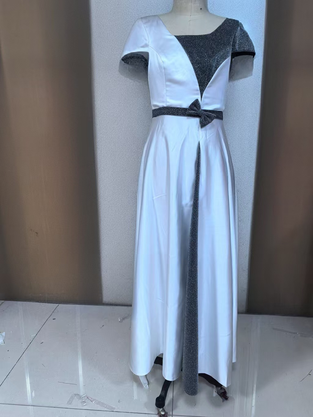 黒 ホワイト 2色  カラードレス色はカスタマイズ可能 トレーン ロング ベルトループの蝶 花嫁 演奏会 水墨調K017