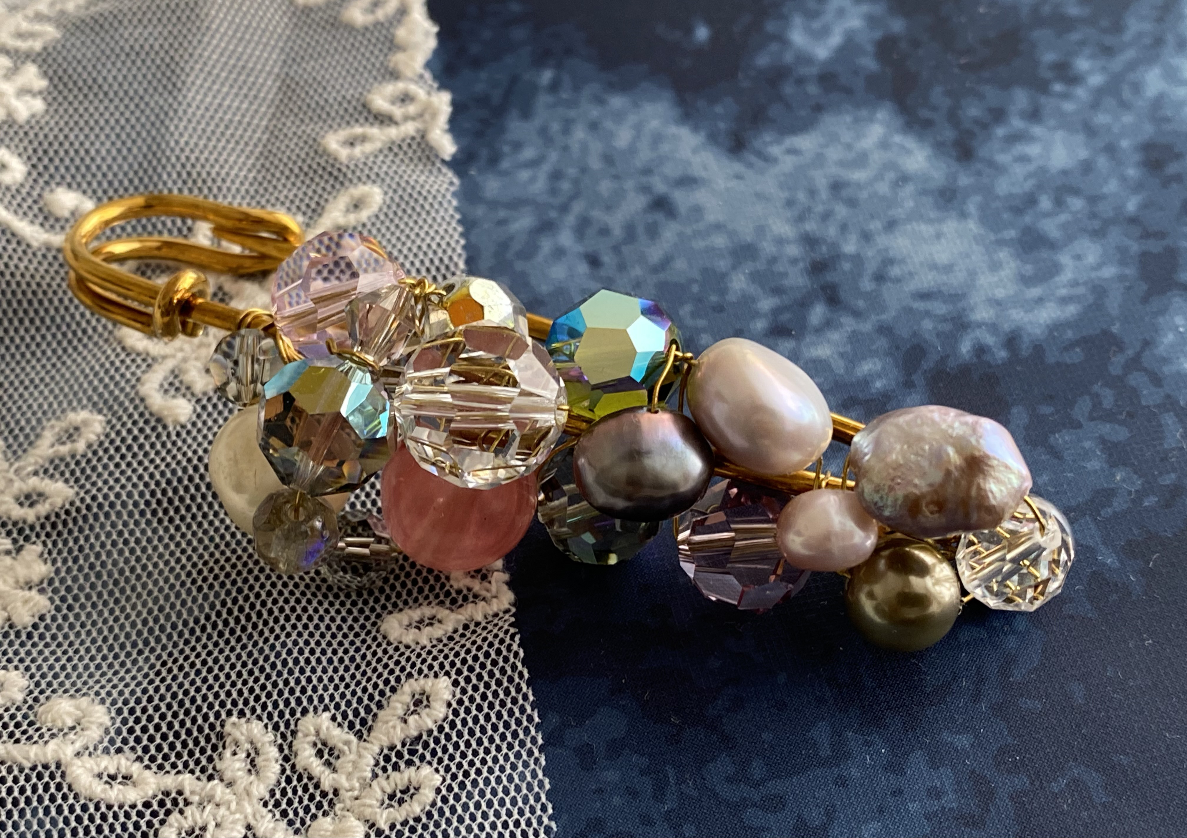 ドイツ製キルトピン使用！『スワロフスキーや淡水パールがぎっしり！お洒落！キルトピンブローチ 　約85㎜×33㎜』