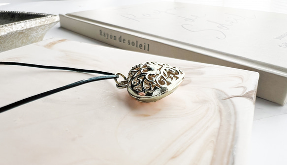 【ifumé】透かしハートの革紐ネックレス ニッケルフリー 金属アレルギー対応 SILVER 母の日ギフト 2枚目の画像