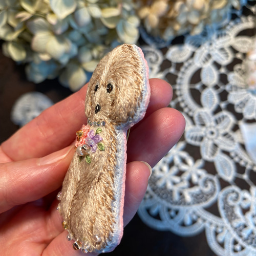 トイプードル 手刺繍 ブローチ ビーズ ハンドメイド 刺繍 木苺