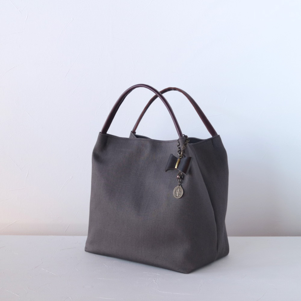 チャコールグレーカツラギ　持ち手レザー　トートバッグ　リボンチャーム付き