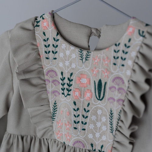 入学式】フラワー刺繍切替 フリルワンピース ナチュラルベージュ