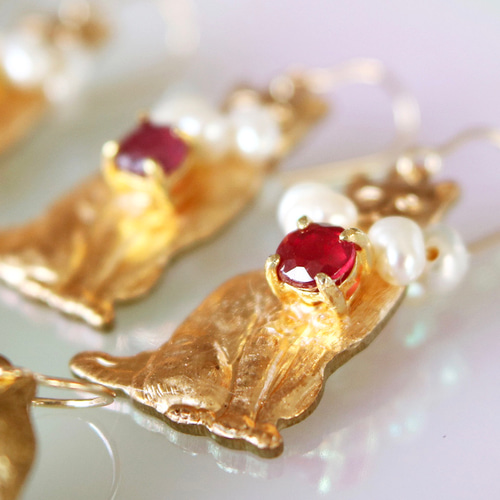 猫の日SALE】【短毛ねこ】ピアス（ルビー約4mm）ピアス金具14KGF 動物