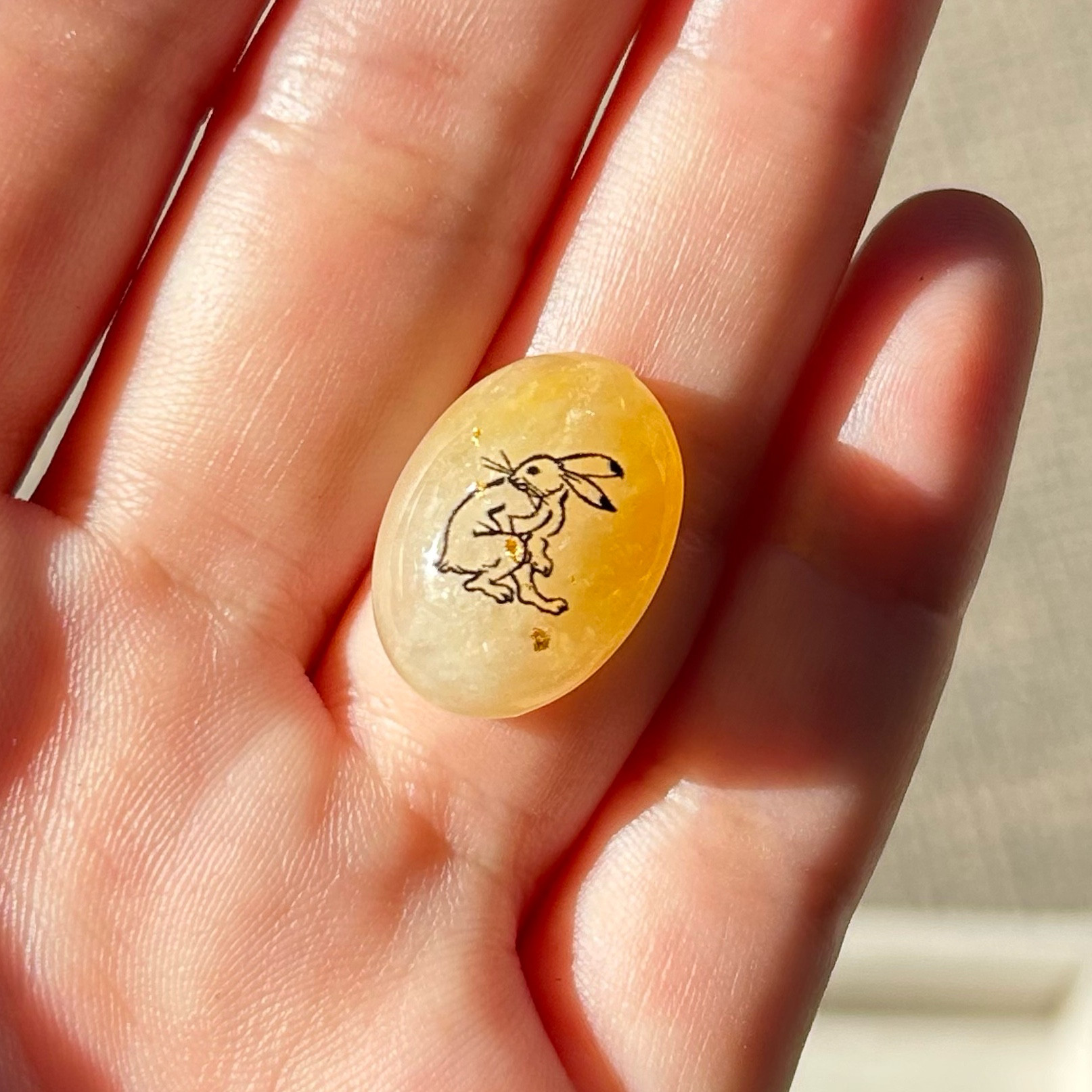 天然石トパーズ翡翠と鳥獣戯画の兎の帯留め　小さい帯留め　24k 18k