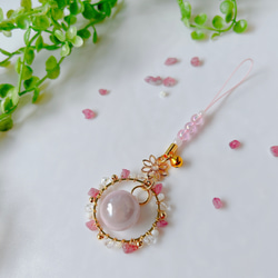 サンキャッチャー♡ハンドメイド「ペリドット♡ねこฅ•ω•ฅ」 天然石の輝きと鈴の音色が調和する✨グリーンペリドット