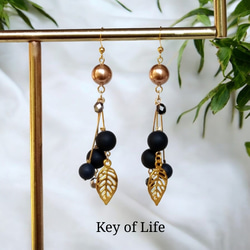 Key of Life▶秋冬ブラックベリー 透かしリーフ 大ぶりピアス/イヤリング(金属アレルギー対応)14kgf 1枚目の画像