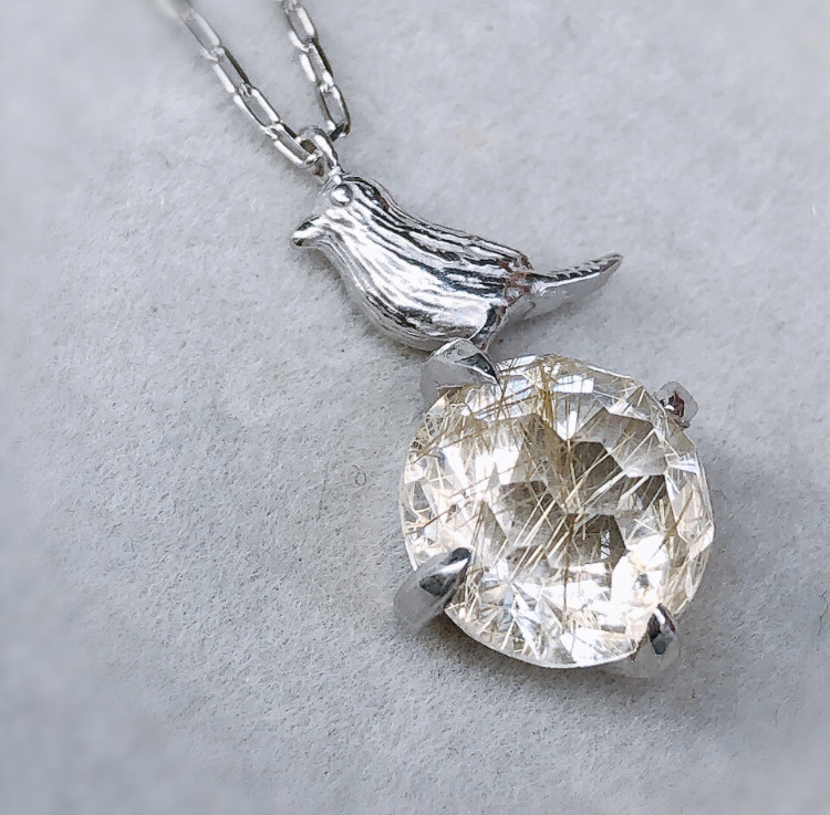 動物モチーフ  小鳥とキラキラ ルチルクォーツ ✧ シルバーネックレス