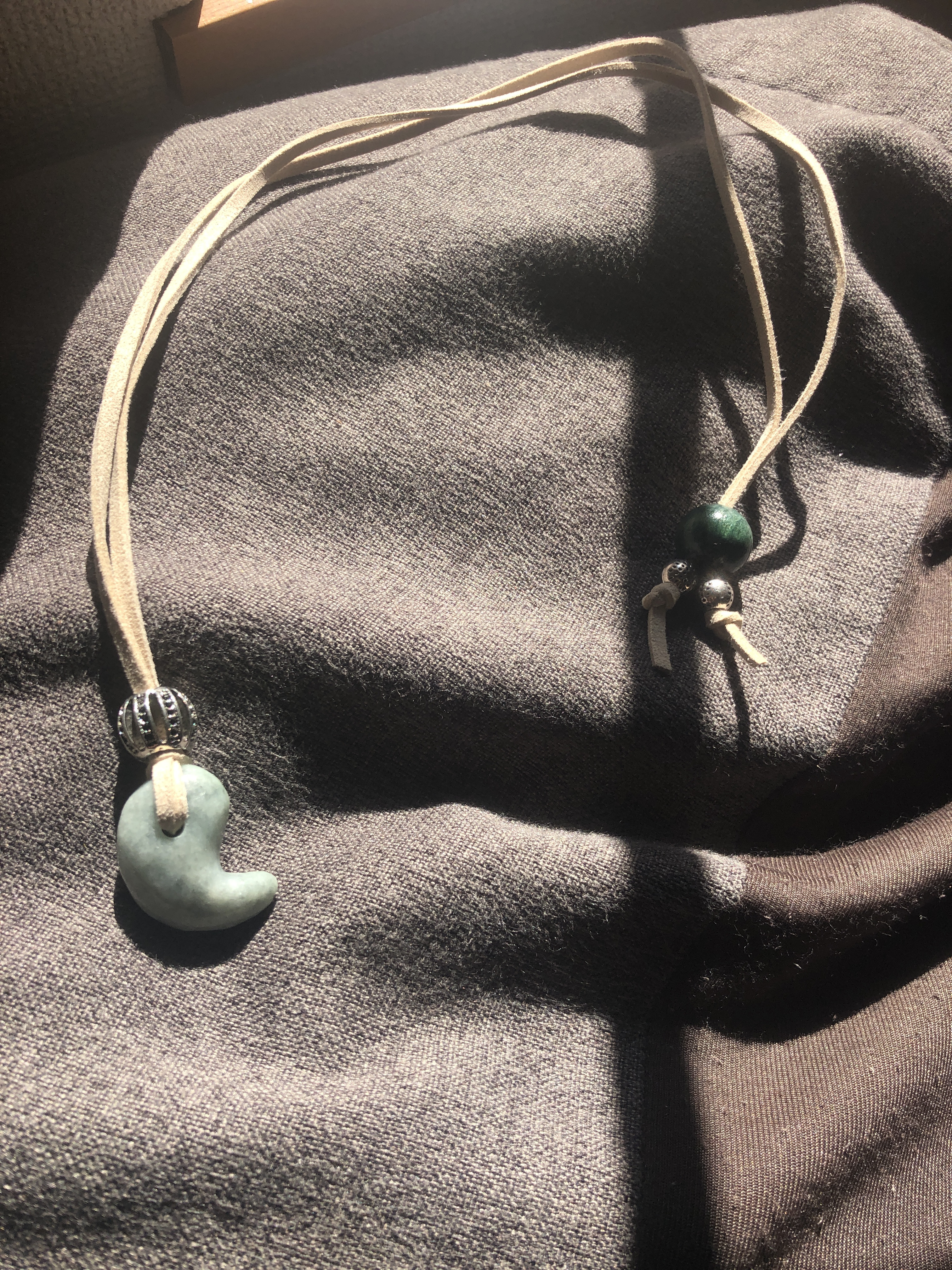 翡翠勾玉　レザーペンダント