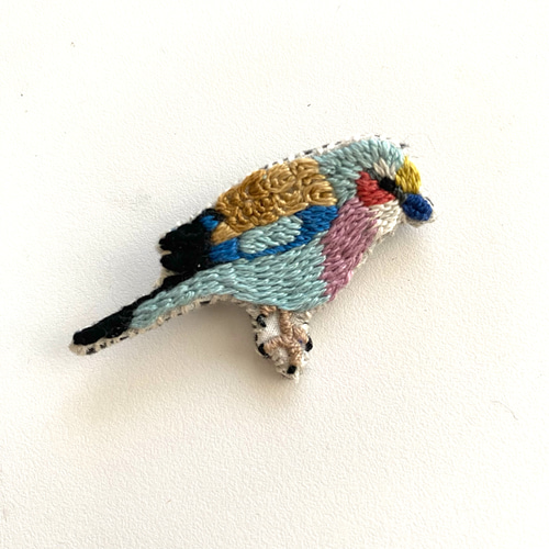ライラックニシブッポウソウ（野鳥）の刺繍ブローチ② ブローチ 