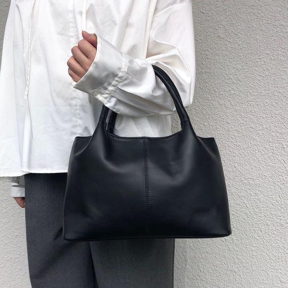 【本革】フォーマルバックに最適です安い型押し皮でなく、本格的なミラノと言う質の高い皮を使用しています。 8枚目の画像