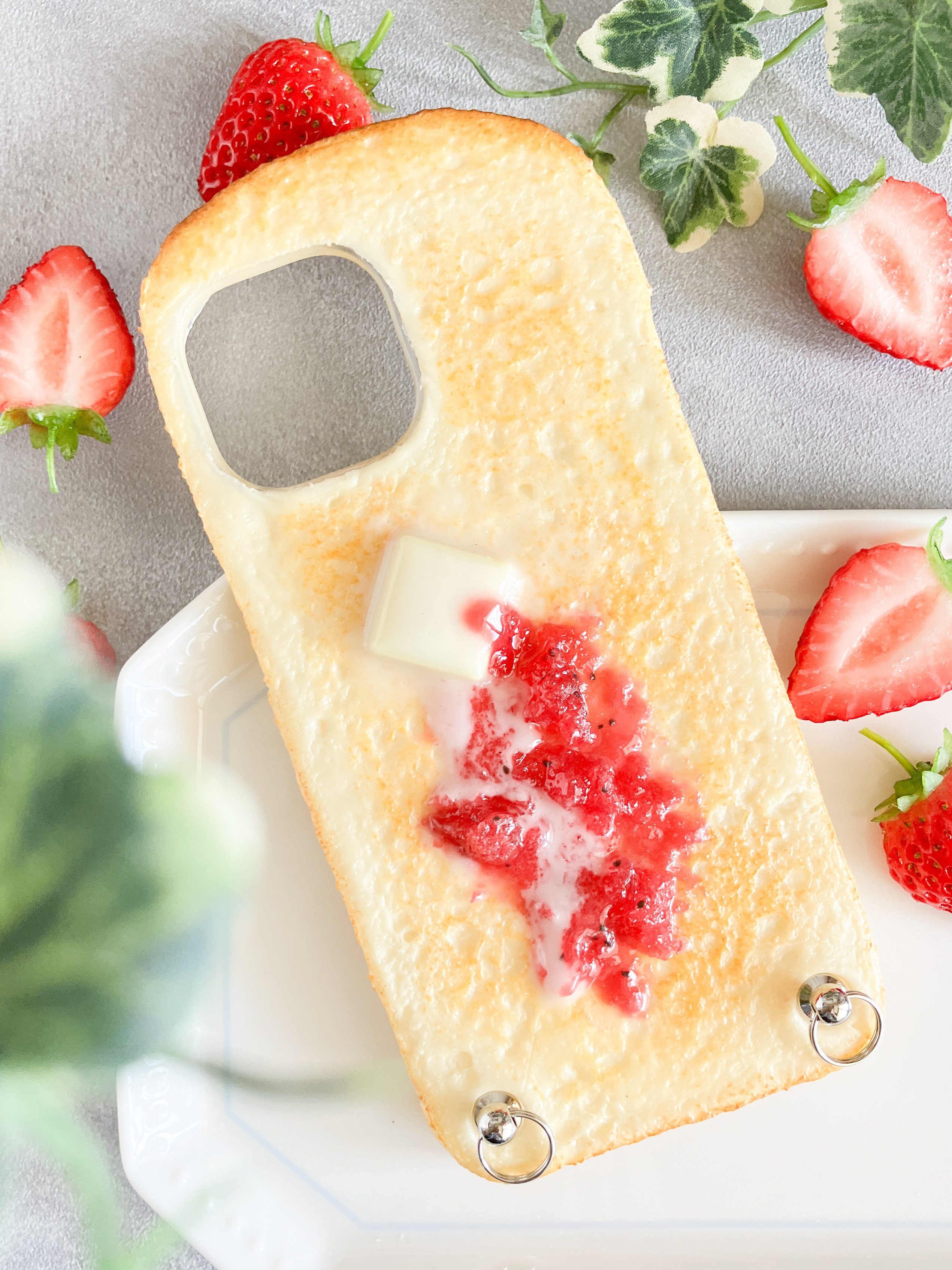 トーストスマホショルダー／スマホケース【バター＆いちごジャム】
