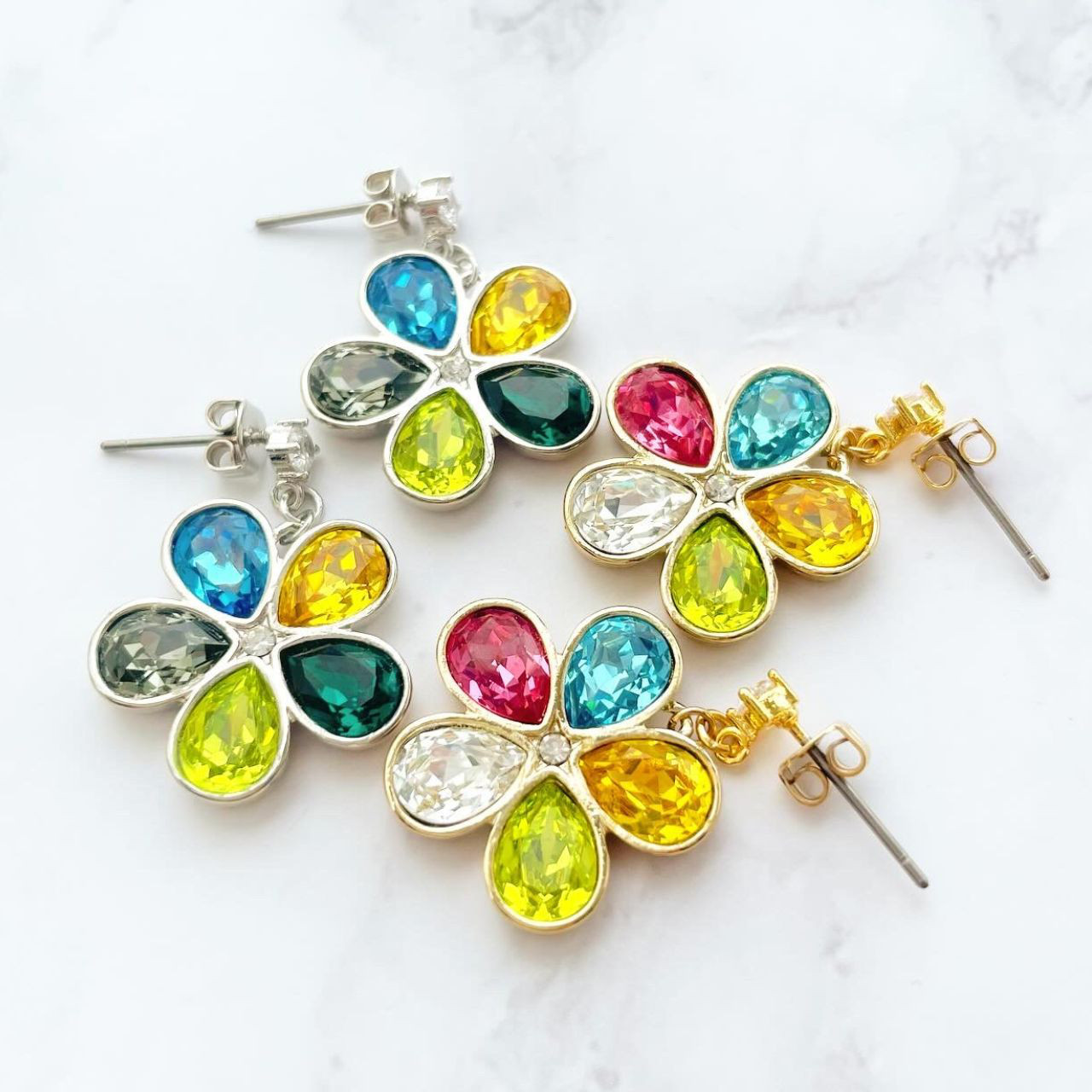 【選べる2カラー♪】フラワーマルチカラーピアス　大人可愛い　揺れる　華やか　キラキラ　普段使い　花　マルチカラー