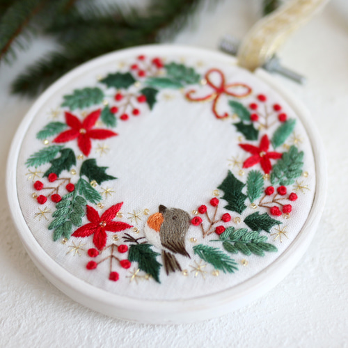小さなクリスマスリースの手刺繍フープ（ヨーロッパコマドリ 