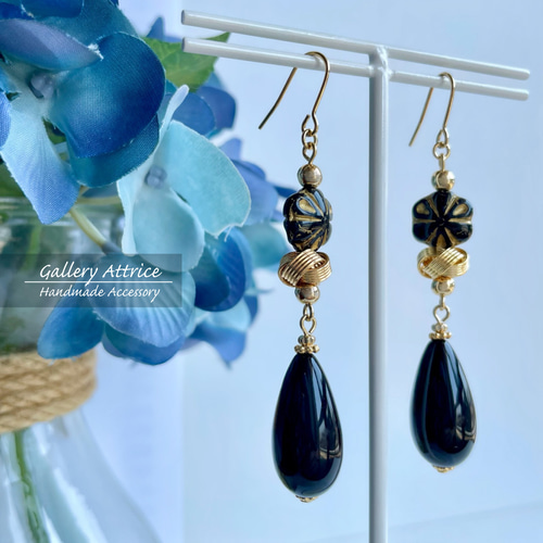 シックに黒とゴールドでまとめたチェコビーズの雫ピアス（イヤリング
