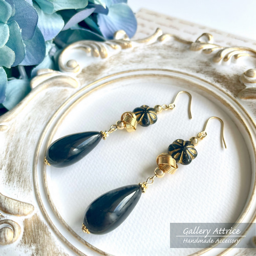 シックに黒とゴールドでまとめたチェコビーズの雫ピアス（イヤリング