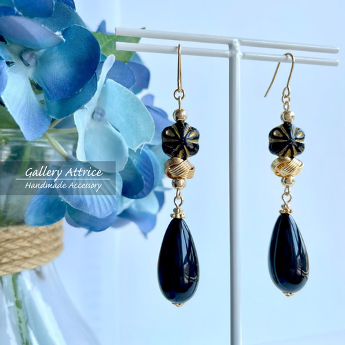 シックに黒とゴールドでまとめたチェコビーズの雫ピアス（イヤリング