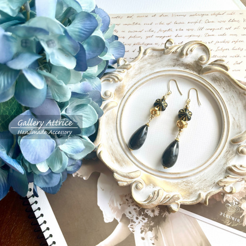 シックに黒とゴールドでまとめたチェコビーズの雫ピアス（イヤリング