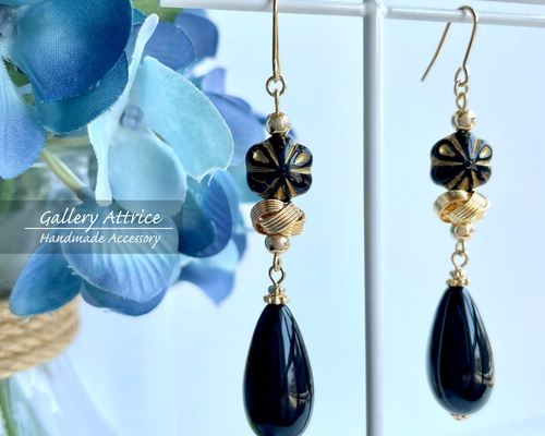 シックに黒とゴールドでまとめたチェコビーズの雫ピアス（イヤリング