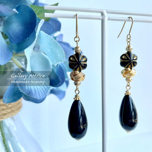 シックに黒とゴールドでまとめたチェコビーズの雫ピアス（イヤリング