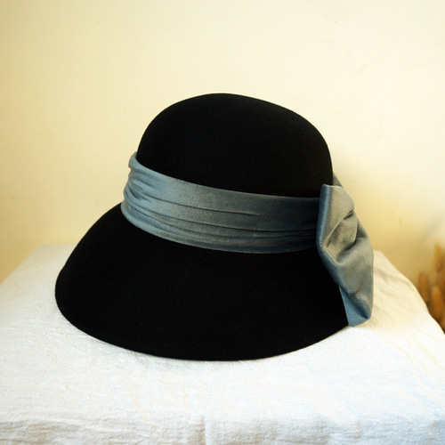 フレンチヴィンテージのベル型リボン付き黒ウールフェルトボンネット