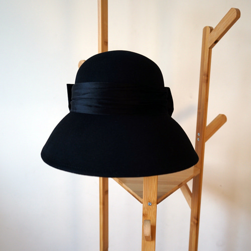 フレンチヴィンテージのベル型リボン付き黒ウールフェルトボンネット