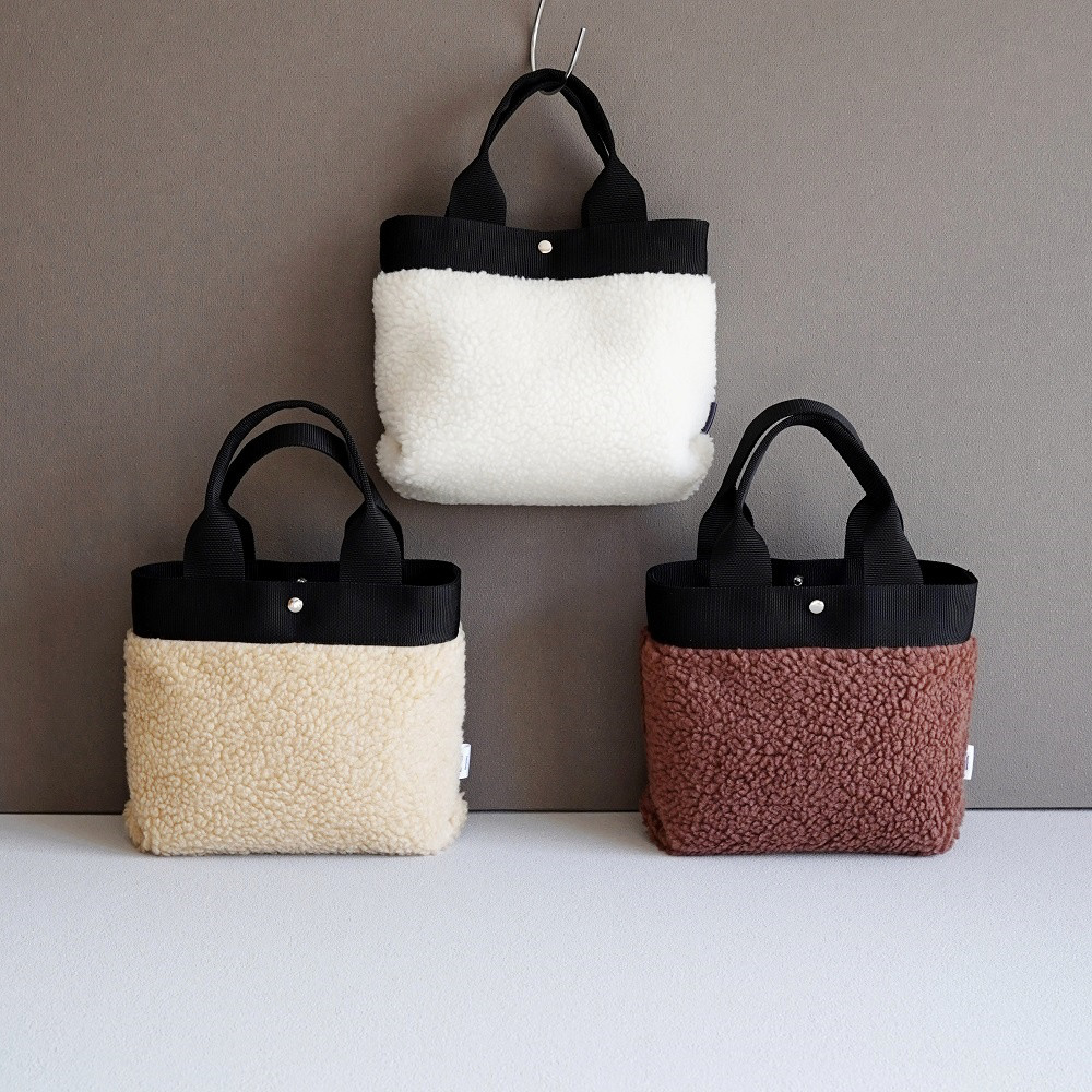モコモコ トートバッグ　シープボア エコファーバッグ 旅行やクリスマスのお出かけに　ハンドバッグ