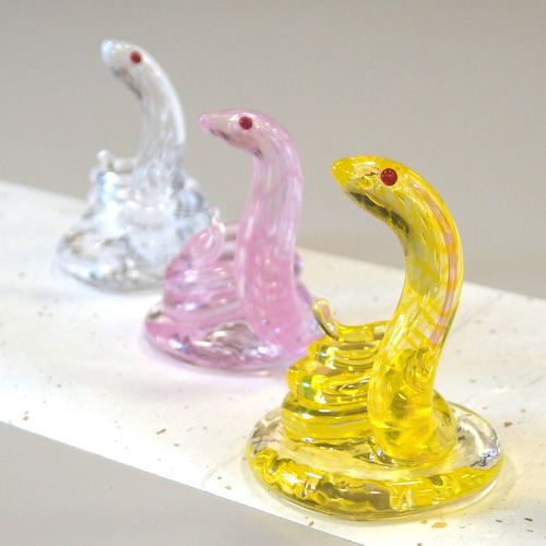 2025年 巳年 干支 ガラスのヘビの置き物【白・黄・ピンク⠀】 その他