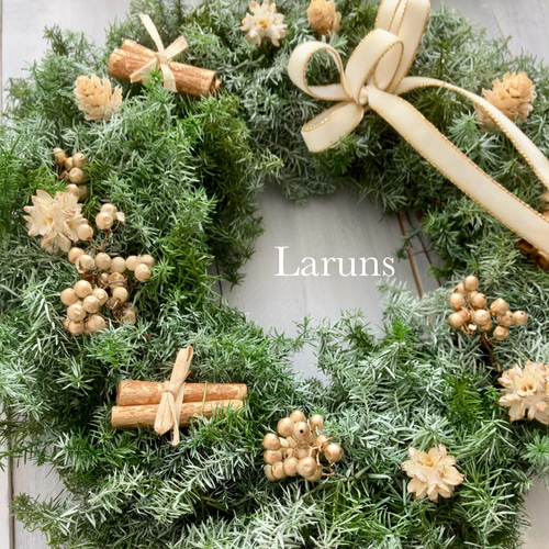 色味をおさえたヒムロスギとブルーアイスの小さめリース