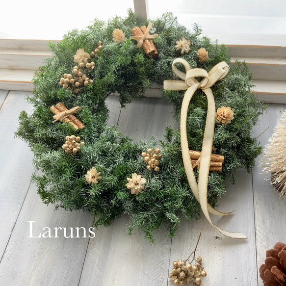 色味をおさえたヒムロスギとブルーアイスの小さめリース 色味をおさえたヒムロスギとブルーアイスの小さめリース