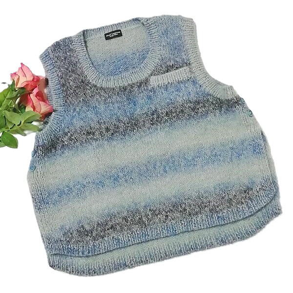 グラデーションカラーの手編みべスト