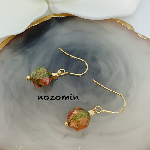 天然石ユナカイト一粒揺れるピアス ハンドメイドピアス ピアス