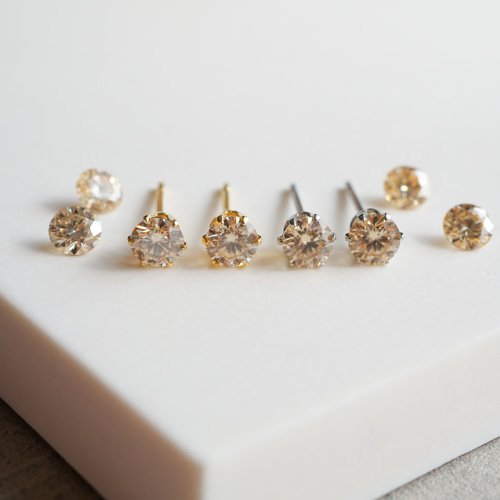 洗練された輝き〉モアサナイトの一粒ピアス 4mm シャンパンカラー